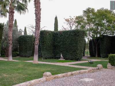 L�altro giardino � realizzato �a stanze�: passeggiando all�interno si scoprono via via i vari ambienti in cui � suddiviso